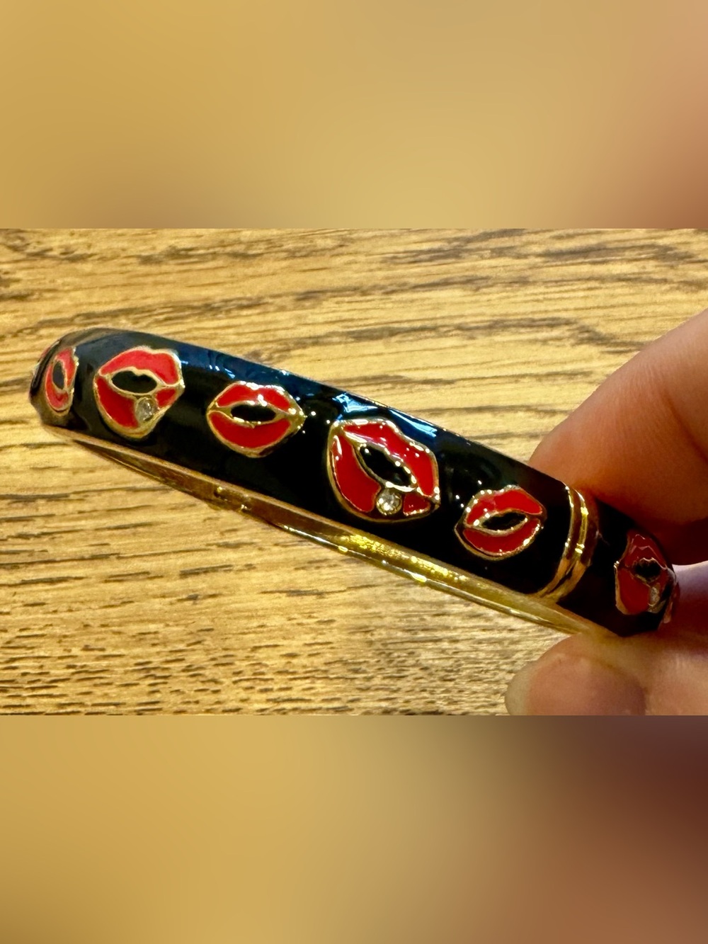 Vintage Betsey Johnson Y2K Black Enamel Red Lips Kiss Hinged Bangle Bracelet